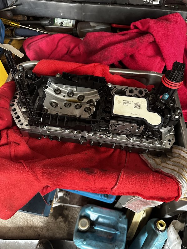Reparatur und Inspektion eines Getriebes, hier der offene Getriebedeckel zu sehen